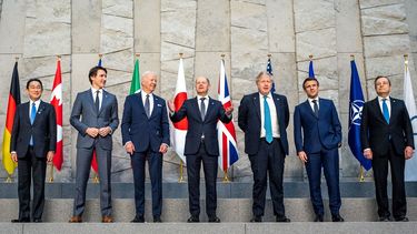 IZQUIERDA a DERECHA: El primer ministro de Japón, Fumio Kishida, el primer ministro de Canadá, Justin Trudeau, el presidente Joe Biden, el canciller de Alemania, Olaf Scholz, el primer ministro británico, Boris Johnson, el presidente de Francia, Emmanuel Macron, y el primer ministro de Italia, Mario Draghi, posan para una fotografía familiar de los líderes del G7 durante una cumbre de la OTAN en la sede de la alianza en Bruselas el 24 de marzo de 2022.