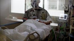 En esta imagen, tomada el 15 de septiembre de 2020, la imagen de una enfermera de cuidados intensivos se refleja en una ventana mientras observa a un paciente con COVID-19, en el hospital El Cruce Dr. Néstor Carlos Kirchner, en las afueras de Buenos Aires, Argentina.&nbsp;