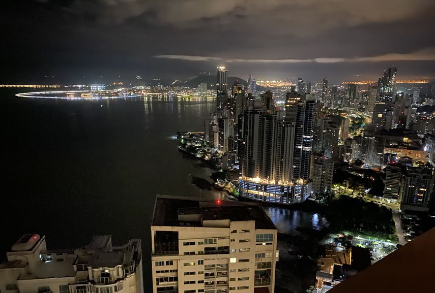 Vista desde uno de sus rooftops principales, la capital de Panamá exhibe el crecimiento económico de esa nación.