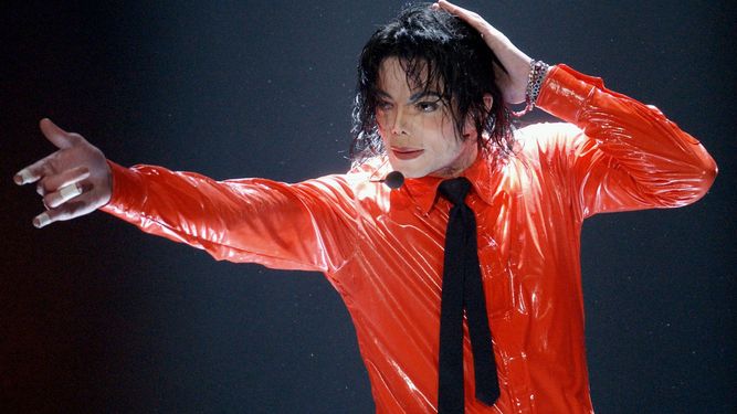Michael Jackson interpreta Dangerous durante la grabación de un espectáculo por el 50 aniversario de American Bandstand el 20 de abril de 2002 en Pasadena, California.