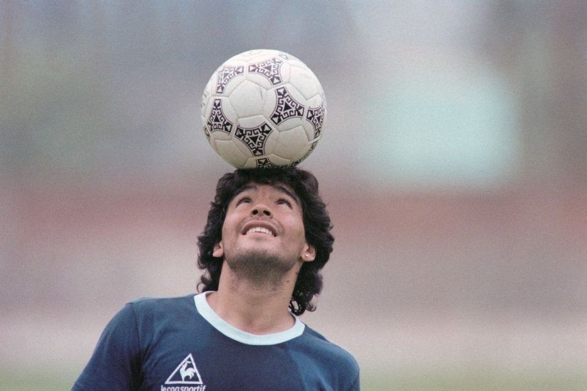 La leyenda del fútbol argentino, Diego Maradona, controla un balón con la cabeza en una práctica en 1986. La leyenda del fútbol argentino, Diego Maradona, controla un balón con la cabeza en una práctica en 1986.