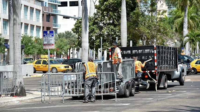Trabajadores desmontan las barreras que fueron colocadas para facilitar la organziación del festival del música electrónica Ultra. (Álvaro Mata)