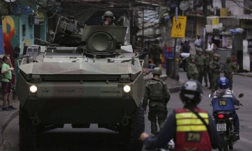 La Policía intervino para intentar frenar los enfrentamientos y el Gobierno de Michel Temer desplegó 950 soldados el viernes, en vista de que los combates no cesaban.&nbsp;