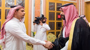 El príncipe heredero de Arabia Saudí, Mohamed bin Salman, recibe a Salah bin Jamal Khashoggi, uno de los hijos del periodista saudí Jamal Khashoggi.