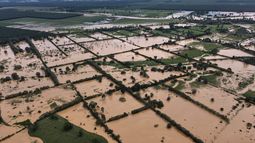 Vista aérea de un área inundada debido a las fuertes lluvias provocadas por el huracán Eta, ahora degradado a tormenta tropical, en el pueblo de Machaca Puerto Barrios, Izabal 277 km al norte de la Ciudad de Guatemala el 5 de noviembre de 2020. Al menos cuatro personas, incluidos dos niños, murió en deslizamientos de tierra cuando la tormenta tropical Eta azotó Guatemala, dijeron el jueves funcionarios de protección civil. El número de muertos por el huracán Eta aumentó a al menos 12 el jueves cuando se convirtió en una depresión tropical en América Central, mientras que el aumento de las aguas y una estela de destrucción en Nicaragua, Honduras y Guatemala dejaron a miles de personas sin refugio y en riesgo de deslizamientos de tierra.