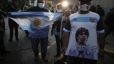Hinchas se reúnen con varios más frente a la Clínica Olivos de Buenos Aires, donde Diego Maradona fue operado el martes 3 de noviembre de 2020