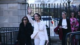 La líder opositora venezolana, María Corina Machado, saluda a sus partidarios al salir de la Casa Blanca tras reunirse con el presidente estadounidense Donald Trump en Washington, D.C., el 15 de enero de 2026. La líder opositora venezolana, María Corina Machado, saluda a sus partidarios al salir de la Casa Blanca tras reunirse con el presidente estadounidense Donald Trump en Washington, D.C., el 15 de enero de 2026.