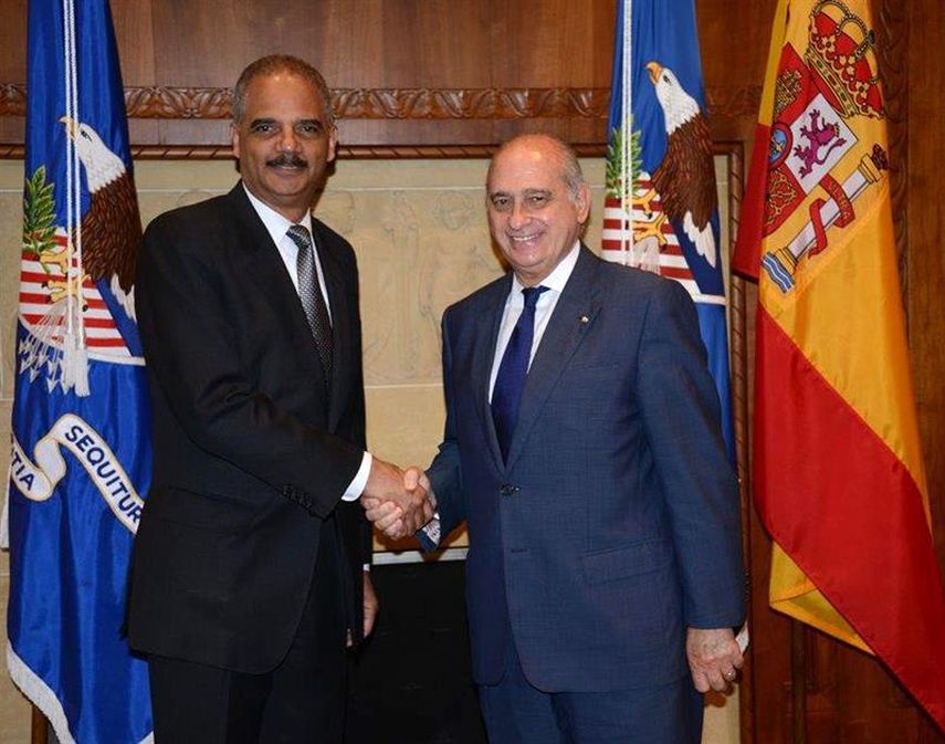 Jorge Fernández Díaz, ministro del Interior, español, saludando al fiscal general norteamericano, Eric H.Holder, antes de la reunión mantenida este lunes en la sede del Departamento de Justicia ( Foto EFE)