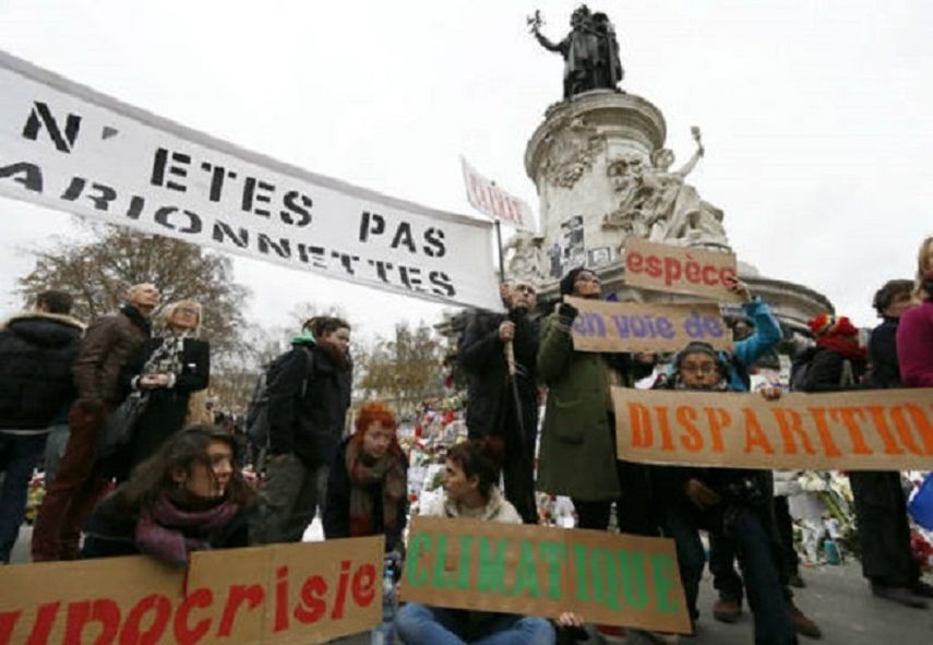 Manifestantes contra el cambio climático marchan en la ciudad de París. (EFE)