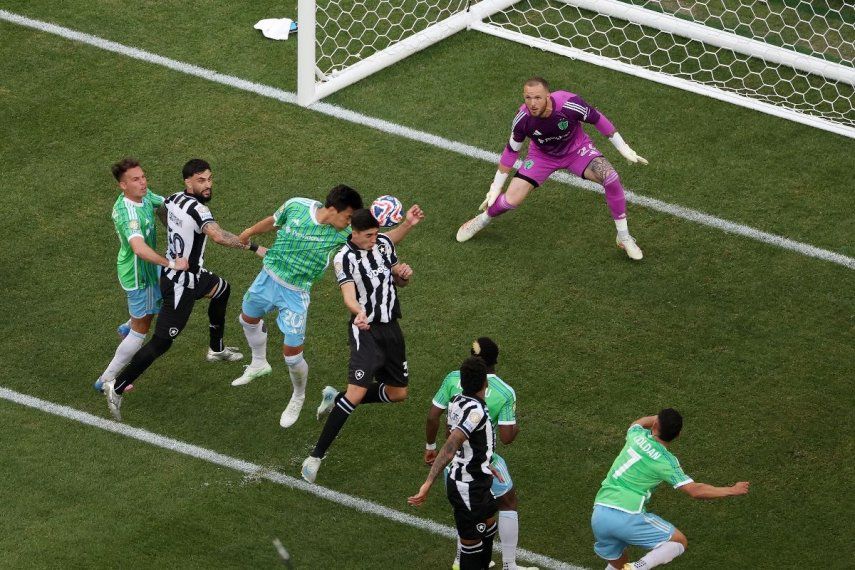 Jair Cunha #32 de Botafogo marca el primer gol de su equipo durante el partido del Grupo B de la Copa Mundial de Clubes de la FIFA 2025 entre Botafogo FR y Seattle Sounders FC en Lumen Field el 15 de junio de 2025 en Seattle, Washington.
