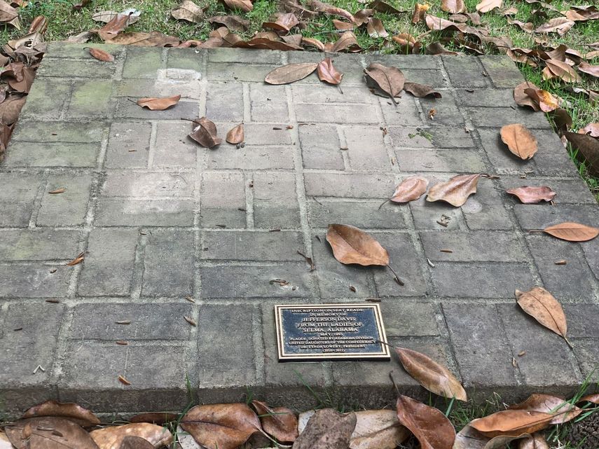 La base de ladrillo sobre la que estaba una silla labrada en piedra en homenaje al presidente confederado Jefferson Davis. La silla fue robada del Confederate Memorial Circle, una sección privada del Cementerio Live Oak en Selma, Alabama.