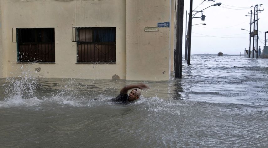 En La Habana las aguas tardarán en retirarse después de que el mar haya recorrido entre siete y diez manzanas ciudad adentro.