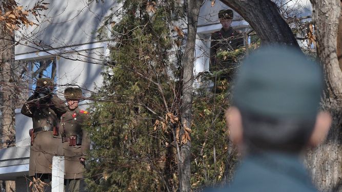 Soldados&nbsp; &nbsp;observan desde el lado norcoreano de la frontera de ambas coreas, donde la vigilancia se ha intensificado luego de la deserción del soldado.&nbsp;