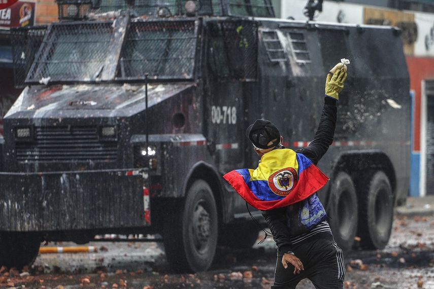 Un manifestante&nbsp; arroja una bolsa de pintura a un vehículo policial durante los enfrentamientos&nbsp; en las afueras de Bogotá, Colombia, el viernes 28 de mayo de 2021.&nbsp;&nbsp;