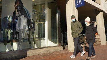 Dos personas caminan frente a una tienda de la cadena Gap el jueves 25 de febrero del 2021, en Cambridge, Massachusetts.&nbsp; &nbsp;