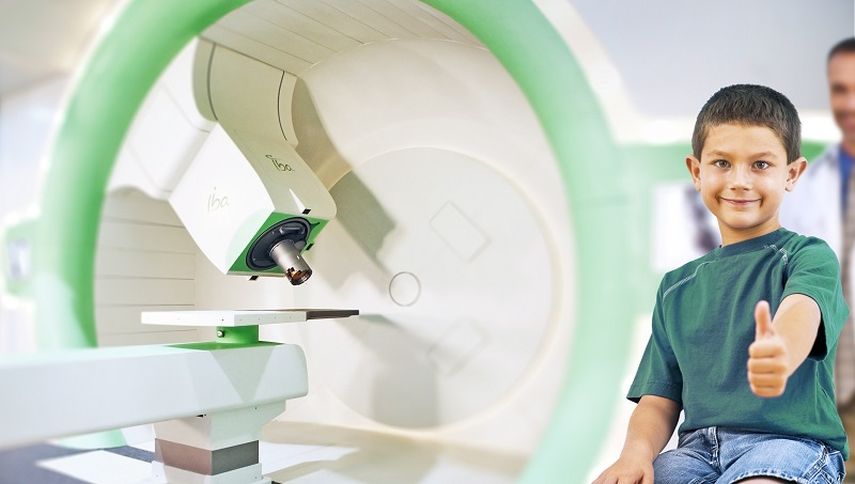Se trata de la aplicación de radiación localizada sobre un tumor, para destruir las células cancerosas sin afectar el tejido sano. (Archivo)