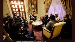 Fotografía del enviado especial europeo para Venezuela, Enrique Iglesias (cen-der.) durante su reunión con el presidente encargado, Juan Guaidó (cen-izq), en Caracas, publicada el 9 de julio de 2019 en la cuenta de Twitter de @Presidencia_VE.