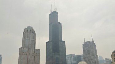 La Torre Willis (antes Torre Sears) en el centro de Chicago, donde la calidad del aire ha sido clasificada como poco saludable por la Agencia de Protección Ambiental de EEUU, el 27 de junio de 2023.