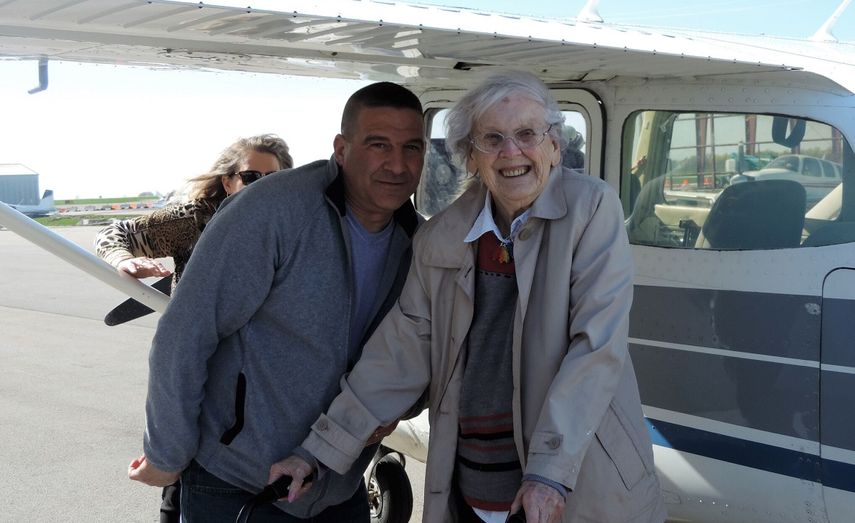 Mildred Milly Reeves, de 97 años, luego de cumplir su sueño de volar un aeroplano.