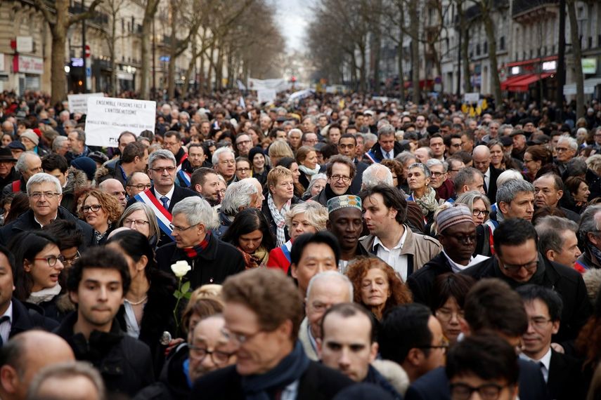 Cientos de personas participa en una manifestación para mostrar su rechazo al asesinado de la octogenaria judía&nbsp;Mireille&nbsp;Knoll, en París.