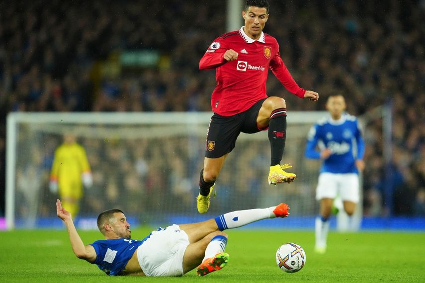 Conor Coady de Everton se cruza al paso de Cristiano Ronaldo de Manchester United en el partido de la Liga Premier inglesa, el 9 de octubre de 2022, en el Goodison Park de Liverpool.&nbsp;