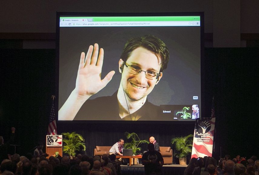 En esta imagen de archivo del 14 de febrero de 2015, Edward Snowden aparece en un video en vivo desde Mosc&uacute;, en un acto auspiciado por ACLU Hawai en Honolulu.&nbsp;