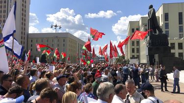 Cientos de partidarios del presidente bielorruso Alexander Lukashenko se re&uacute;nen el domingo 16 de agosto de 2020 en la Plaza de la Independencia, en Minsk, Bielorrusia.