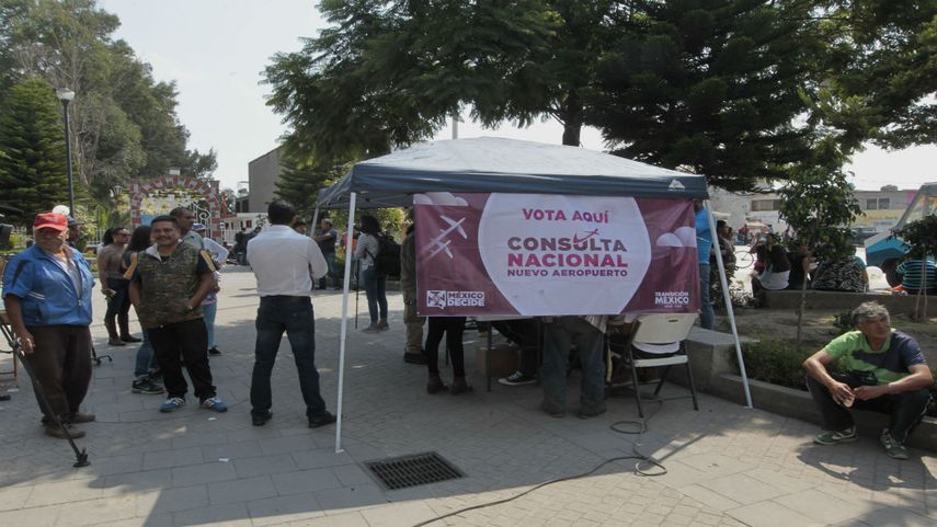 El presidente electo de México Andrés Manuel López Obrador promovió una consulta ciudadana para decidir el futuro de la construcción de un nuevo aeropuerto en Ciudad de México.