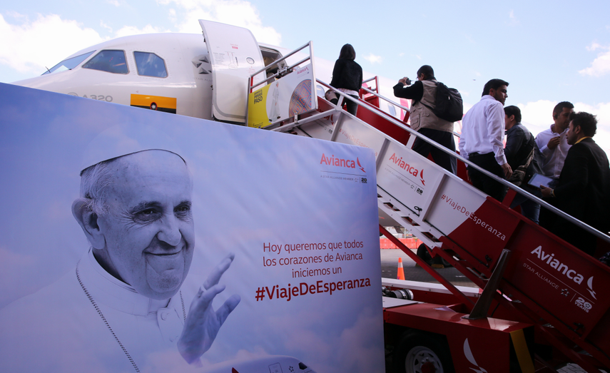 Periodistas abordan el avión que transportará al papa Francisco. 