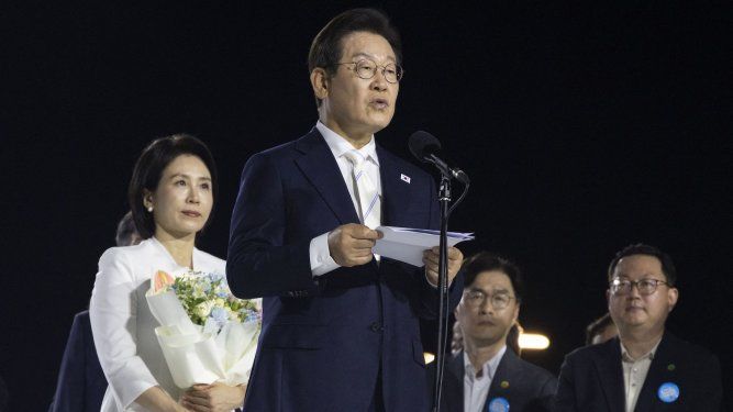 El presidente surcoreano, Lee Jae-Myung (centro), habla tras recibir las cartas de nombramiento durante la ceremonia de investidura celebrada en la plaza Gwanghwamun de Seúl el 15 de agosto de 2025.&nbsp;