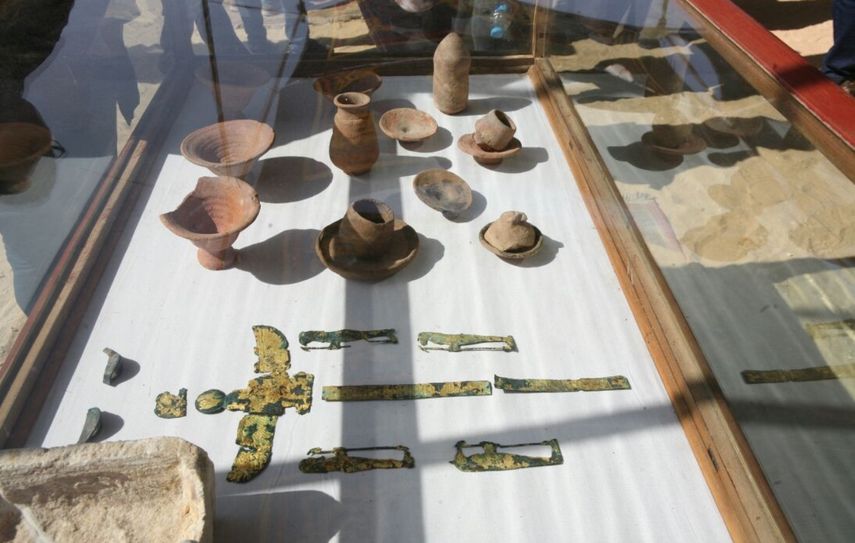 Vista de objetos de cerámica y joyería hallados en el cementerio de 2.500 años de antigüedad descubierto en la ciudad egipcia de Minya.