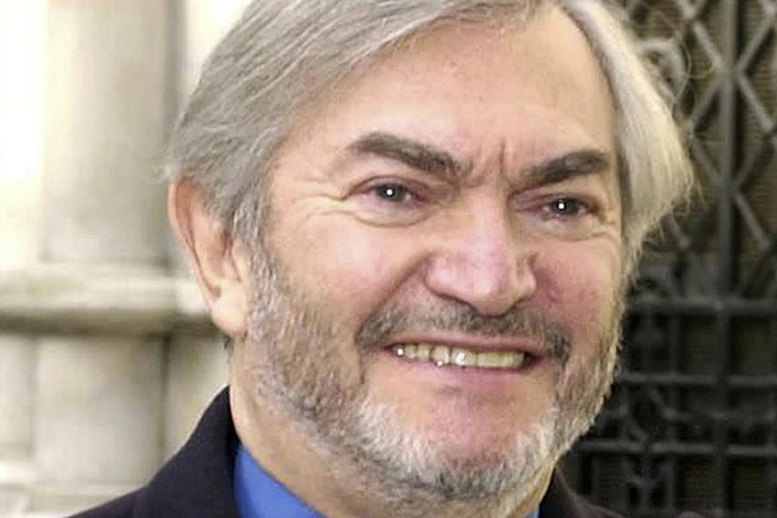 El compositor británico Monty Norman en una foto tomada el 19 de marzo de 2001. Norman, quien escribió el tema musical de las películas de James Bond, murió el lunes 11 de julio de 2022. Tenía 94 años.&nbsp;