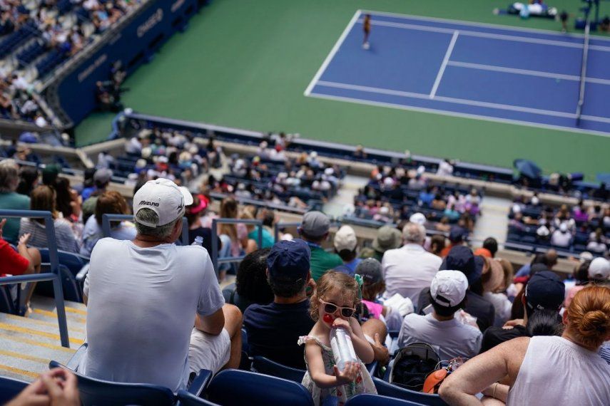 Espectadores observan un juego de tenis en el Abierto de Estados Unidos.