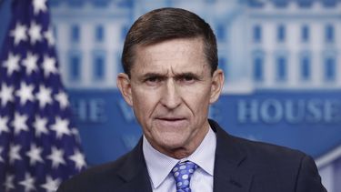 Flynn fue despedido de la Casa Blanca en febrero pasado por ocultar al vicepresidente, Mike Pence, sus demostradas interacciones con los rusos.