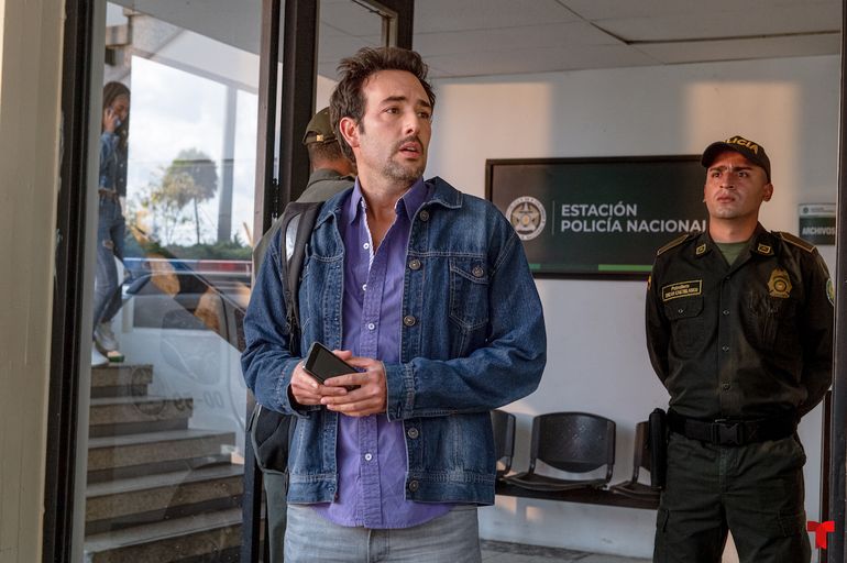 Sebastián Martínez como Rafael Méndez en una escena de Hasta que la plata nos separe, que Telemundo transmite de lunes a viernes, a las 9 pm. 