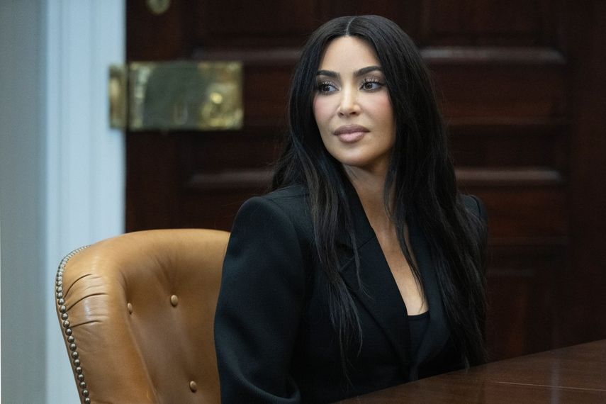 Kim Kardashian asiste a un evento para hablar sobre la reforma de la justicia penal con la vicepresidenta Kamala Harris en la Casa Blanca, Washington, D.C., el 25 de abril de 2024.&nbsp; &nbsp;