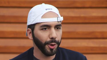 El presidente salvadoreño Nayib Bukele habla antes del inicio del proceso de inmunización del personal médico con la vacuna AstraZeneca para el COVID-19 en la Unidad Médica Atlacatl del Instituto Salvadoreño del Seguro Social en San Salvador, El Salvador, el 17 de febrero de 2021. Bukele, quien se convirtió en presidente al derrotar al izquierdista Frente Farabundo Martí de Liberación Nacional (FMLN) y al partido de derecha Alianza Republicana Nacionalista (ARENA), fue expulsado del FMLN en octubre de 2017 tras ser acusado de violar los principios del partido. Pero en los pasados comicios legislativos y municipales, el partido de Bukele propinó una paliza a esas dos fuerzas políticas.&nbsp;