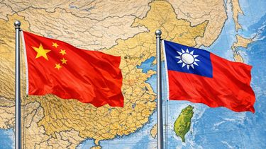 Banderas de China y de Taiwán ondean sobre ambos territorios.