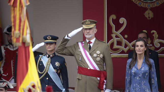 Los Reyes Felipe VI y Letizia y la Princesa Leonor presiden desde la tribuna de honor el acto central conmemorativo del Día de las Fuerzas Armadas, a 30 de mayo de 2026, en Vigo, Pontevedra, Galicia (España).