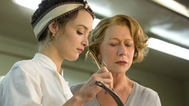 Charlotte Le Bon, izquierda, como Marguerite y Helen Mirren en el papel de Madame Mallory la chef y dueña del restaurante Le Seule Pleurer en una escena de The Hundred-Foot Journey (AP)