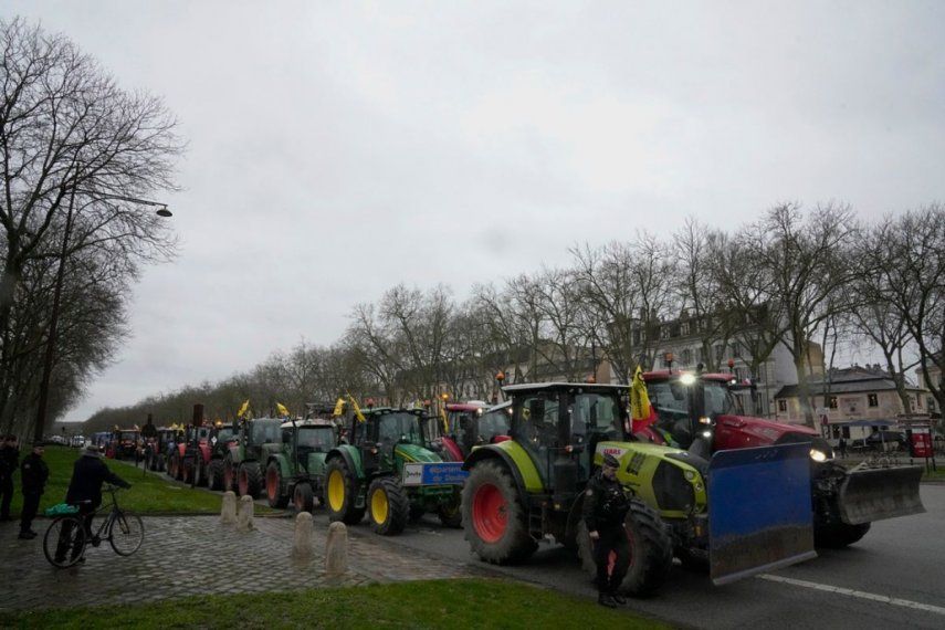 Tractores están estacionados durante una protesta cerca del Castillo de Versalles, en las afueras de París.