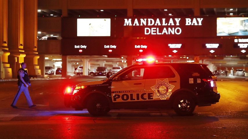 Un vehículo policial es visto a la entrada del hotel Mandalay Bay, cerca del lugar donde se produjo un&nbsp;tiroteo&nbsp;indiscriminado que dejó un saldo de 58 muertos y más de 500 heridos la noche del 1 de octubre de 2017 en Las Vegas, Nevada.