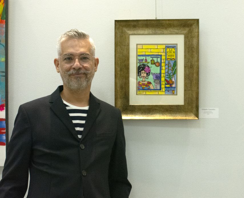 El artista Orlando Gonzalez presenta su obra  La Casa de Doris en la exhibición en honor a la mujer.