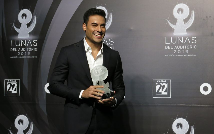 En esta fotografía de archivo del 30 de octubre del año 2019 el cantante mexicano Carlos Rivera posa con su premio a mejor espectáculo de balada en los premios Lunas del Auditorio en el Auditorio Nacional de la Ciudad de México en la Ciudad de México. 