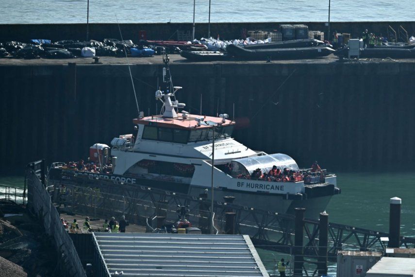 El buque de la Fuerza Fronteriza del Reino Unido Hurricane, que transporta a migrantes recogidos en el mar mientras intentaban cruzar el Canal de la Mancha desde Francia, llega a la Marina de Dover, en el sureste de Inglaterra, el 6 de marzo de 2025.