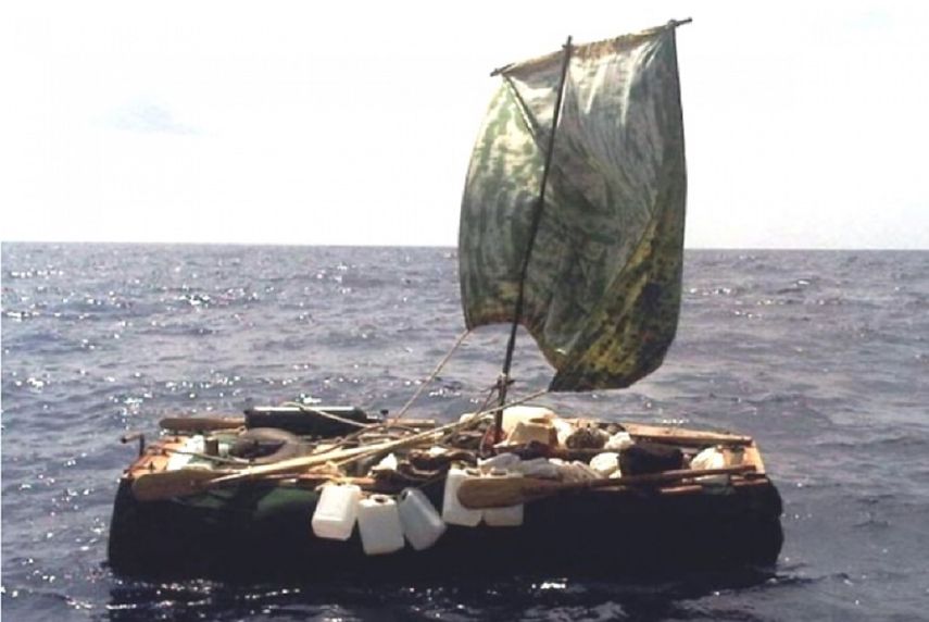 Balsa vacía en el mar.