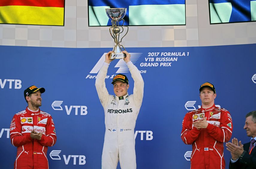 Bottas alza el trofeo después de ganar el Gran Premio de Rusia al superar a Sebastian Vettel (izquierda) y&nbsp;Kimi Raikkonen (derecha) de Ferrari.&nbsp;