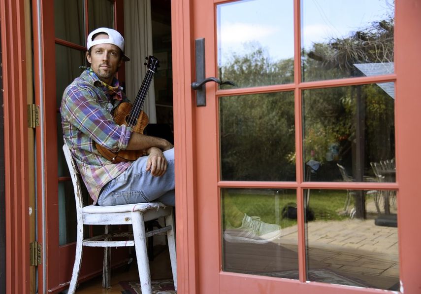 En esta foto del 16 de junio de 2020, el cantautor Jason Mraz posa en su casa en Oceanside, California, para promocionar su nuevo &aacute;lbum de reggae Look for the Good.&nbsp;