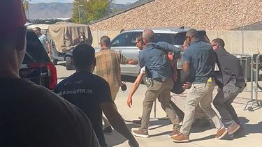 Esta captura de pantalla de un video de Jeremy King muestra a personal de seguridad transportando al activista juvenil conservador e influencer Charlie Kirk después de sufrir un atentado durante un evento público en la Universidad del Valle de Utah en Orem, Utah, el 10 de septiembre de 2025.