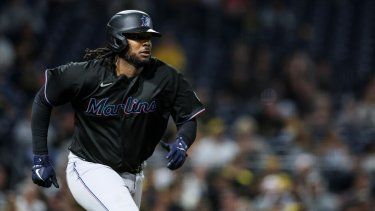 Josh Bell, jugador de los Marlins de Miami, corre luego de conectar un hit